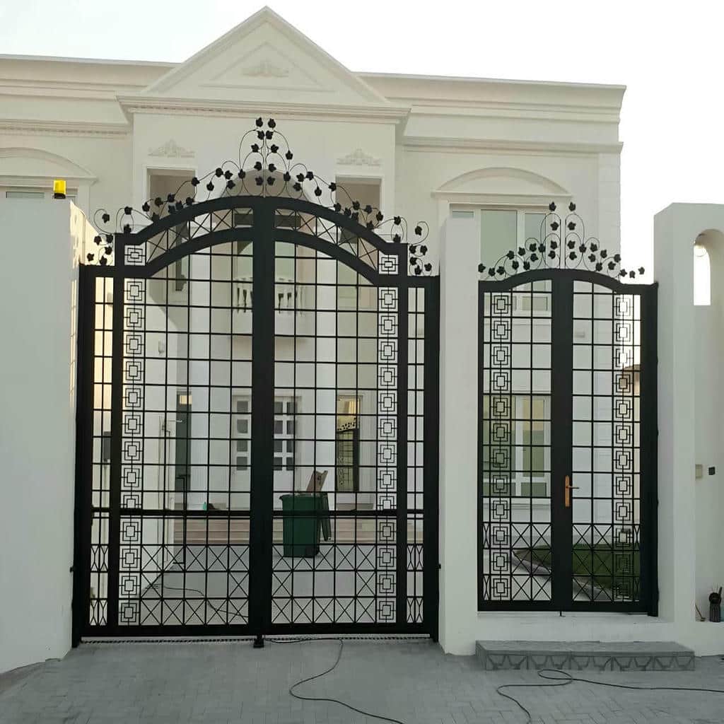 درب خانه در مرحله بررسی کیفیت متریال درب خانه در مرحله بررسی کیفیت متریال