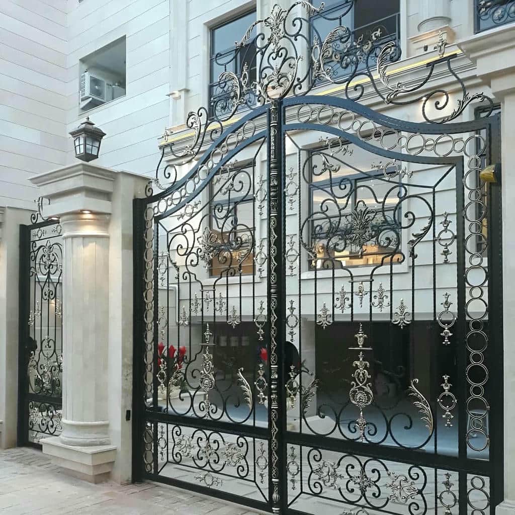 درب آپارتمان در نمونه کار ابعاد بزرگ