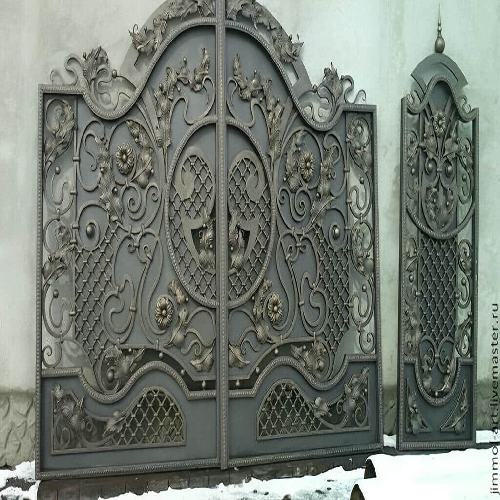 درب ویلا در مرحله بررسی کیفیت متریال