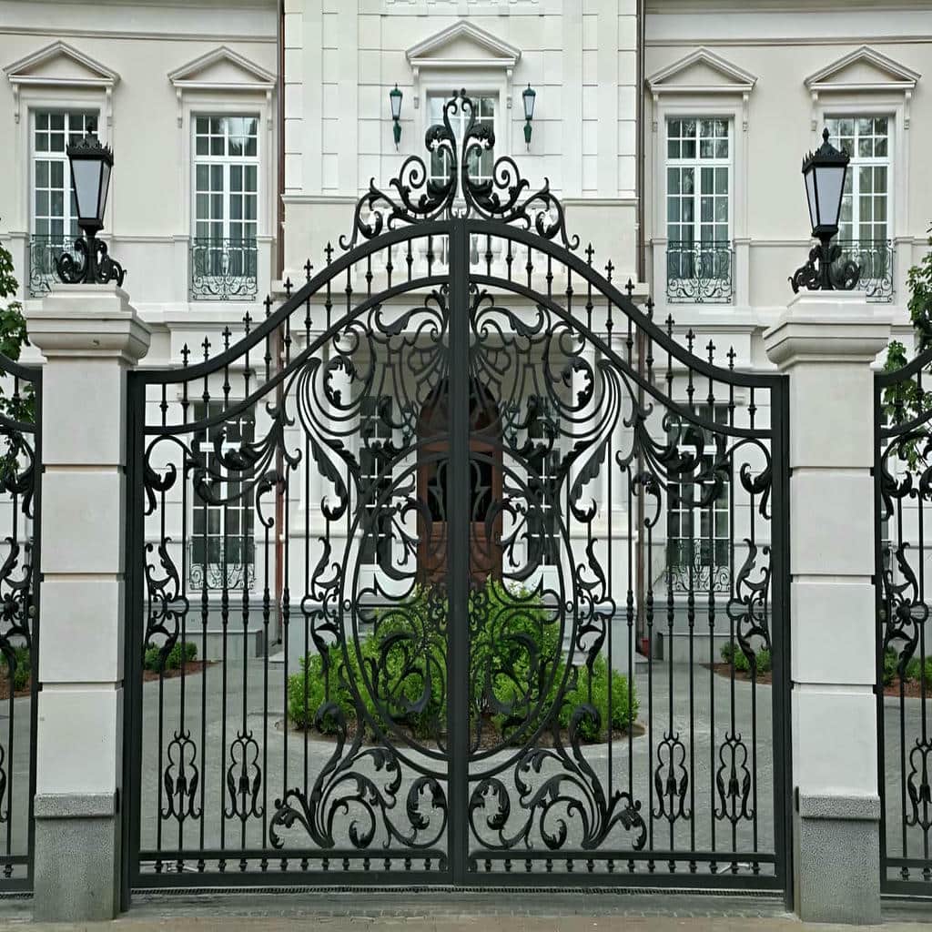درب فرفورژه در مرحله بررسی کیفیت اتصالات