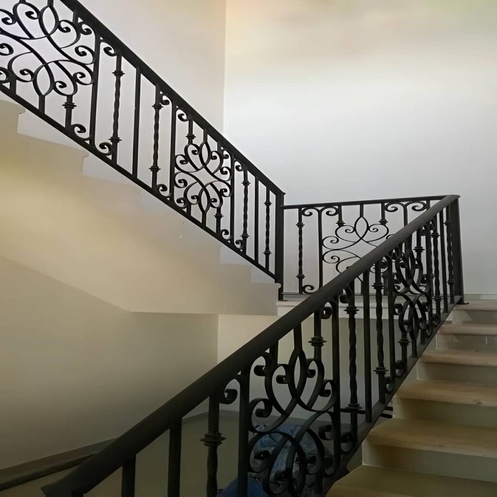 نرده پله کلاسیک در نمونه کار نمای کلاسیک