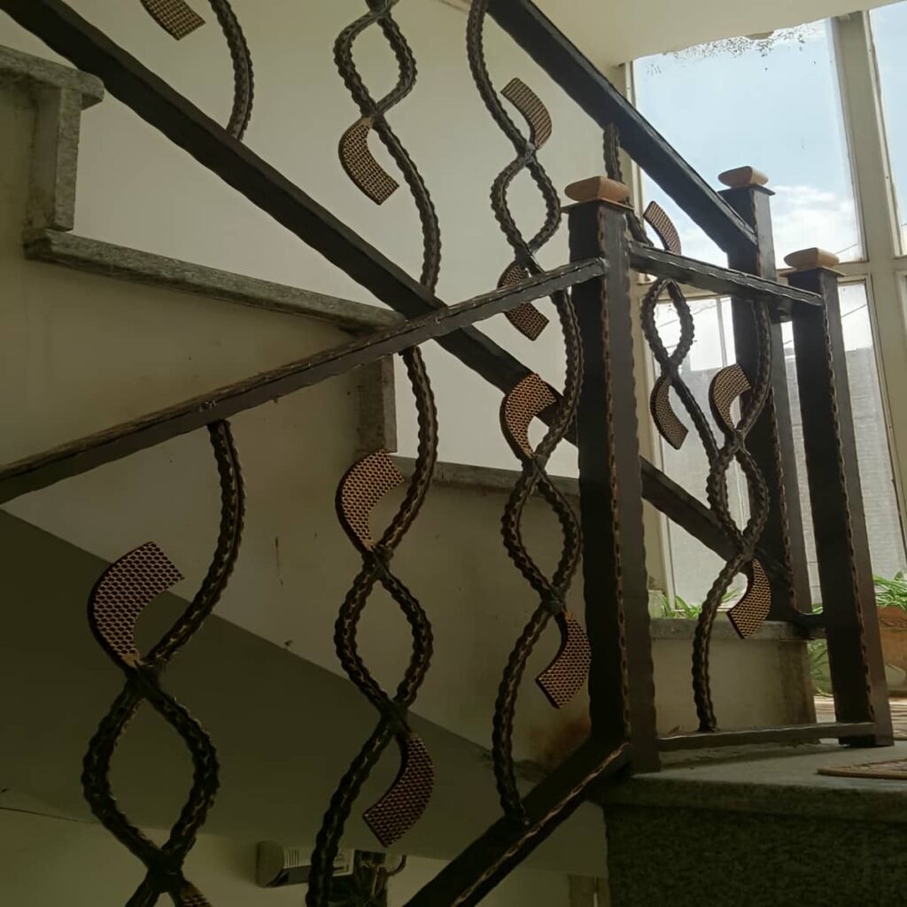 نرده فرفورژه راه پله با نقش فلزی و پوشش یکنواخت