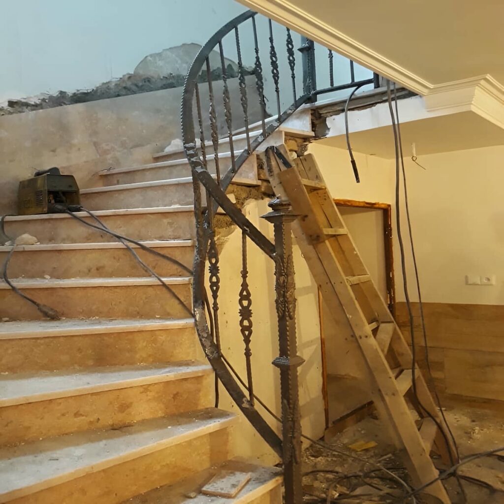 نرده فرفورژه بالکن در مرحله بررسی پوشش فلزی