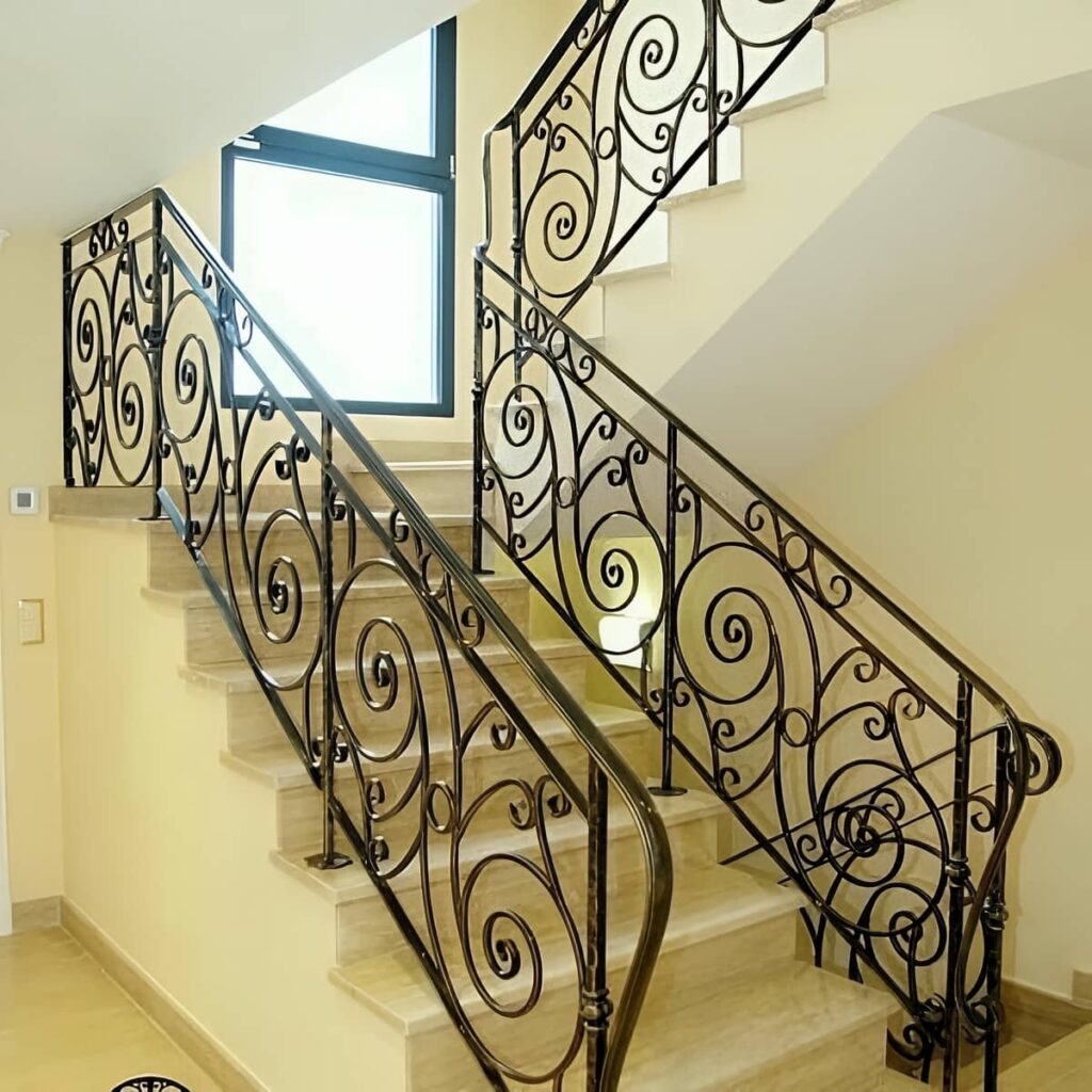 نرده بالکن آپارتمان در نمونه اجرای کلاسیک ساختمان