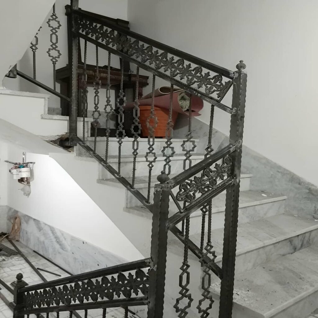 نرده بالکن آپارتمان با پوشش یکنواخت و فرم فرفورژه