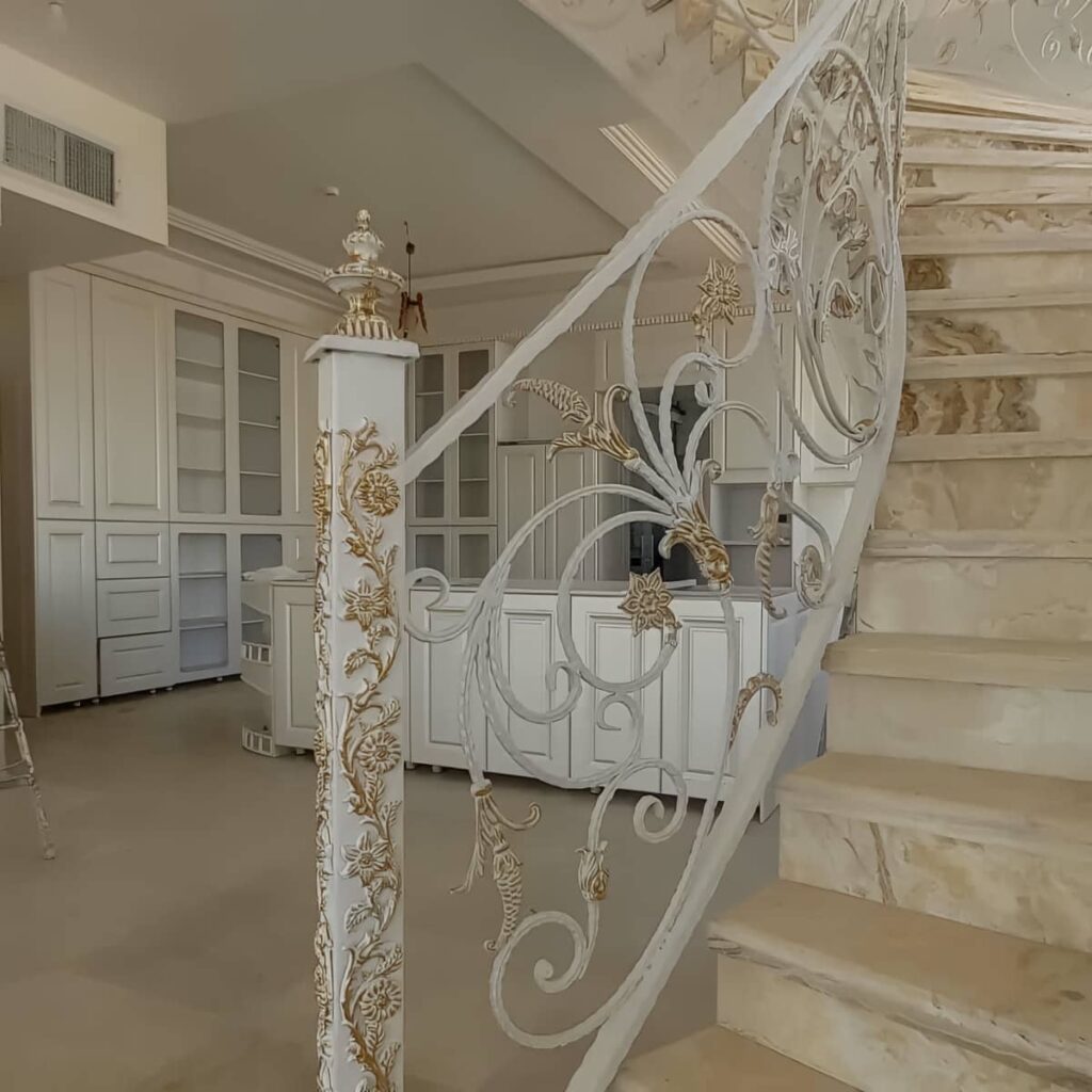 نرده فرفورژه بالکن با جزئیات تزئینی در نمونه اجرا