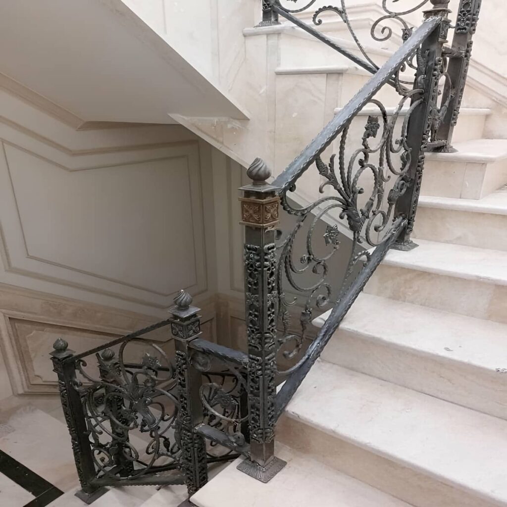 نرده فرفورژه راه پله هنگام بررسی کیفیت فلز