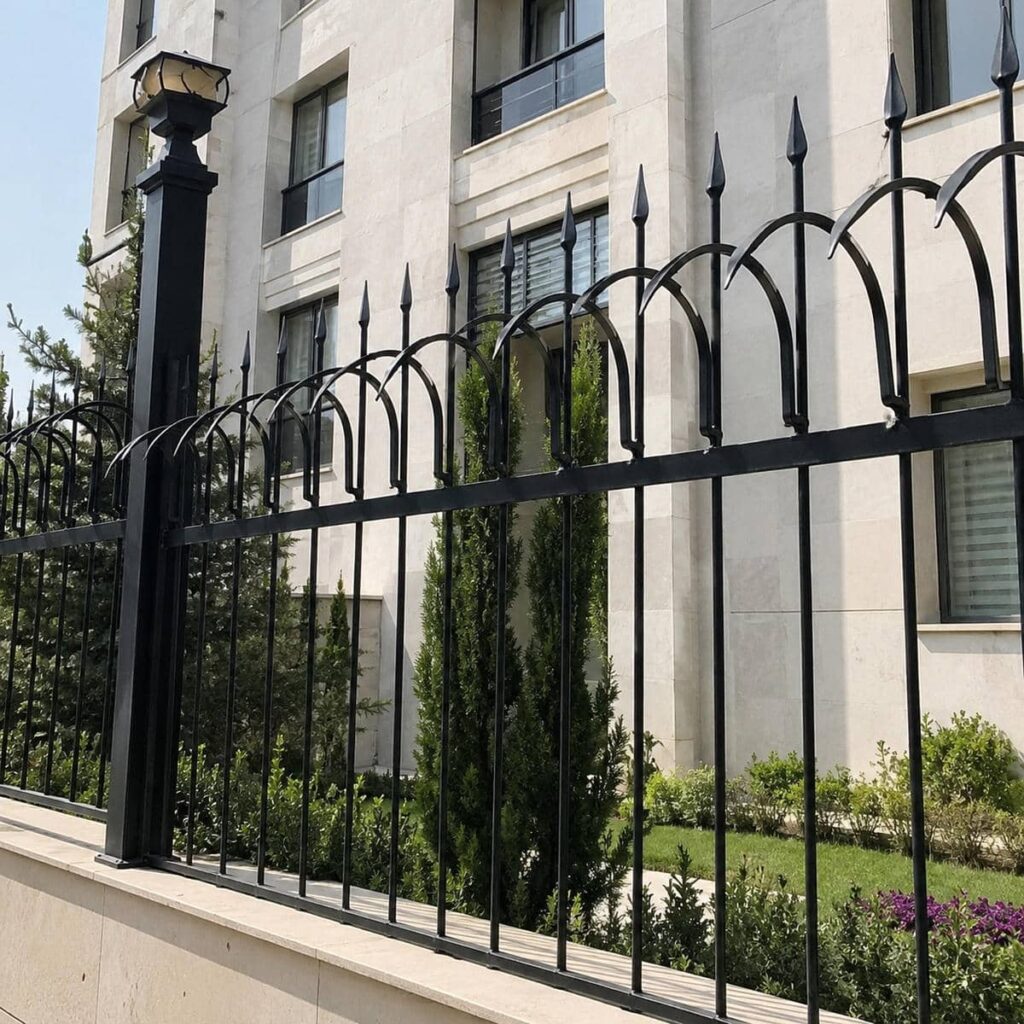 حفاظ دیوار حیاط در نمونه اجرای مقاوم در برابر باران