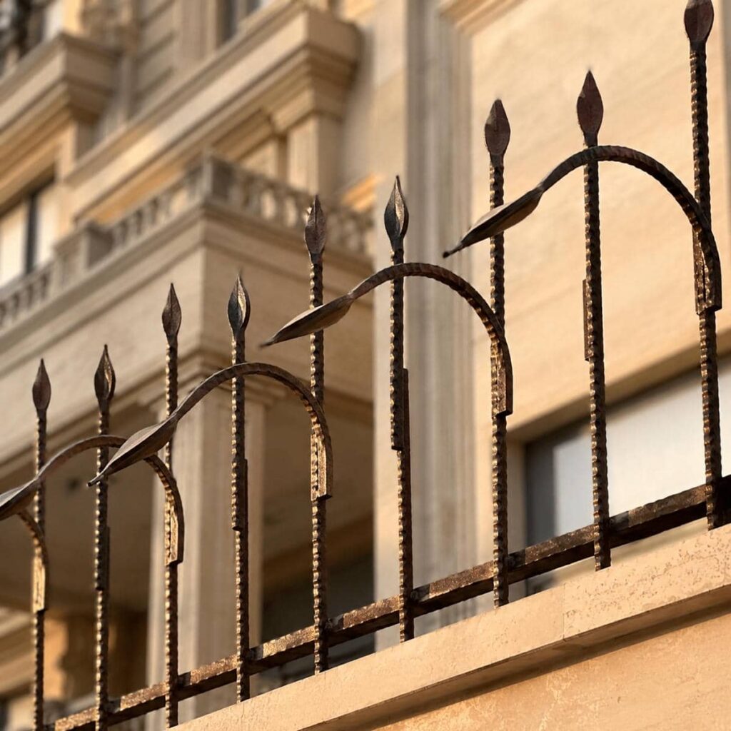 نرده آهنی روی دیوار در مرحله بررسی کیفیت متریال