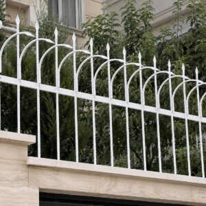 نرده آهنی روی دیوار در نمونه اجرای دیوار باریک