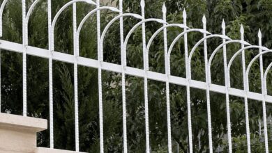 نرده آهنی روی دیوار در نمونه اجرای دیوار باریک