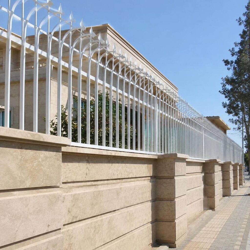 نرده روی دیوار در نمونه اجرای نمای کلاسیک