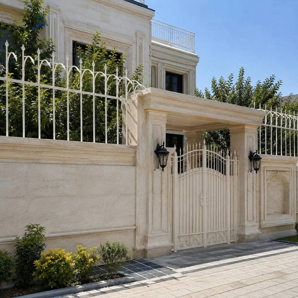 حفاظ دیوار سرنیزه ای فلزی روی دیوار ساختمان