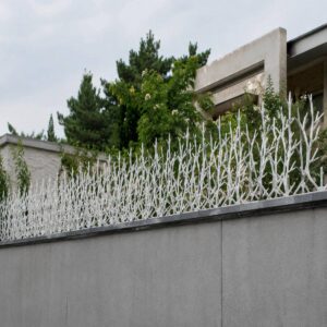 حفاظ شاخ گوزنی آبشاری نصب شده روی نمای مدرن