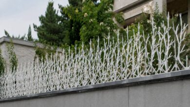 حفاظ شاخ گوزنی آبشاری نصب شده روی نمای مدرن