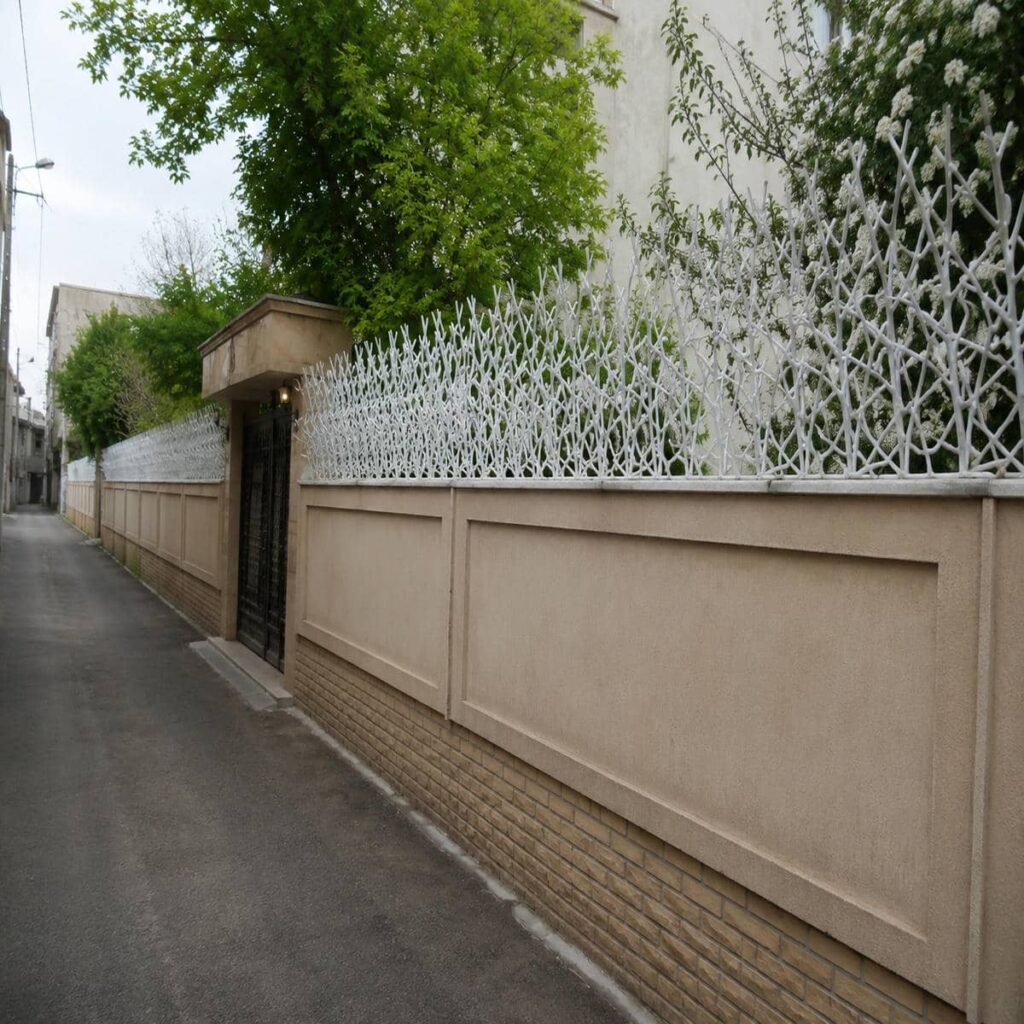 حفاظ شاخ گوزنی فلزی نصب شده روی دیوار باغ