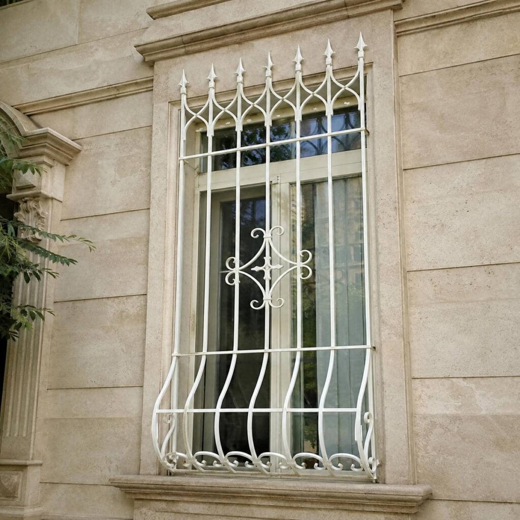 حفاظ پنجره مدرن در مرحله اندازه گیری دقیق قاب