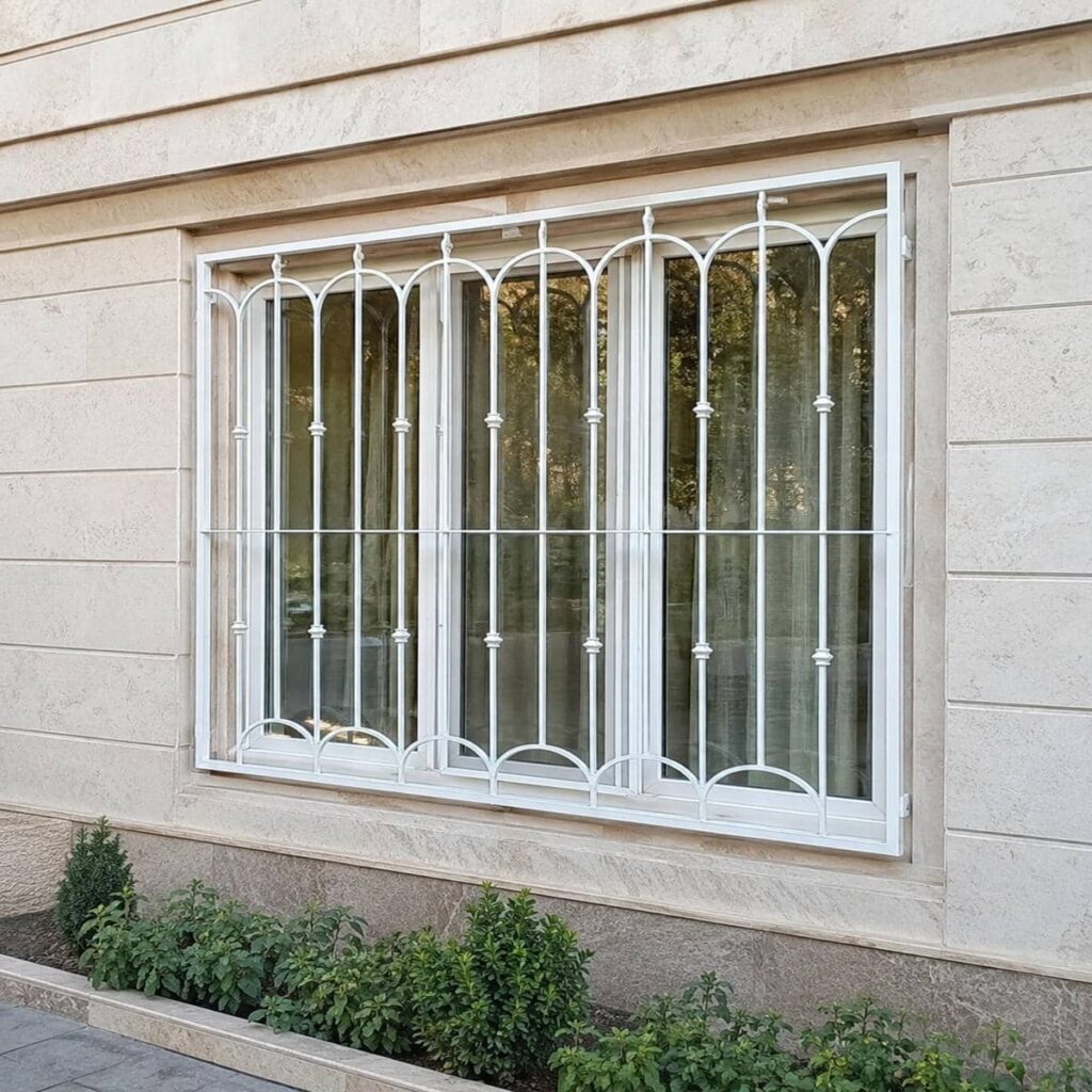 حفاظ پنجره دوجداره در مرحله اندازه گیری دقیق قاب حفاظ پنجره دوجداره در مرحله اندازه گیری دقیق قاب