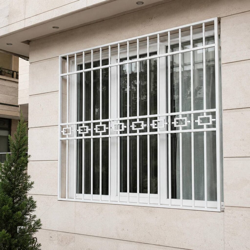 حفاظ پنجره مدرن سفارشی هنگام بررسی کیفیت متریال