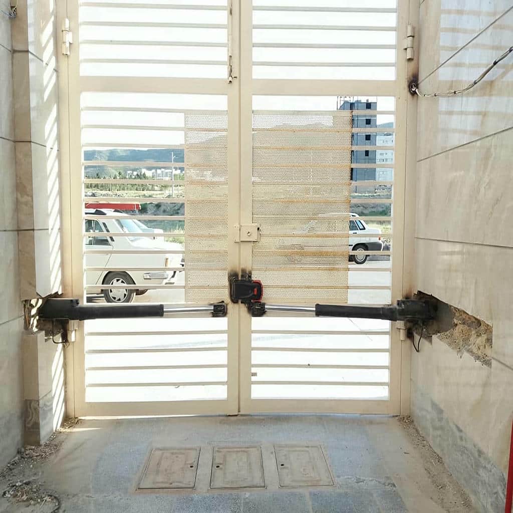 جک درب پارکینگ نصب شده روی درب مینیمال جک درب پارکینگ نصب شده روی درب مینیمال