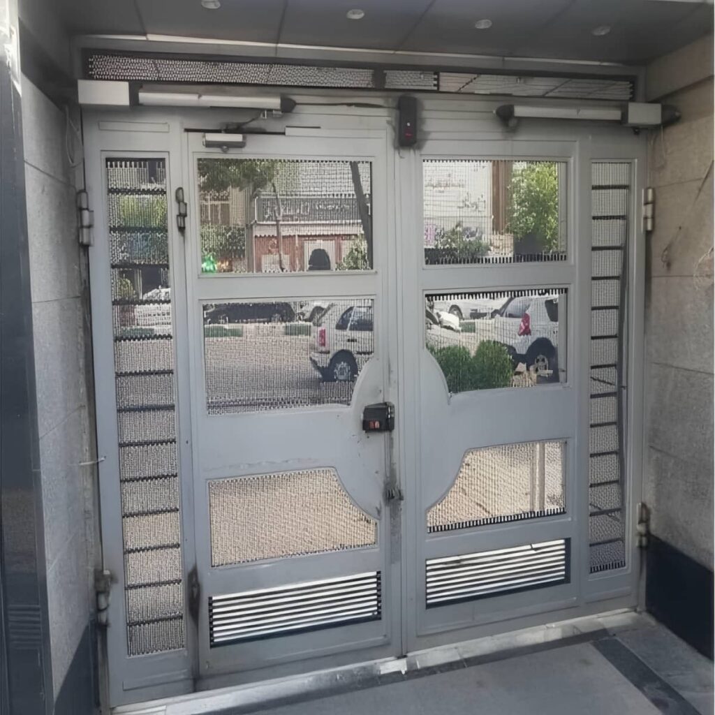 جک پارکینگی کنار ورودی ساختمان مدرن