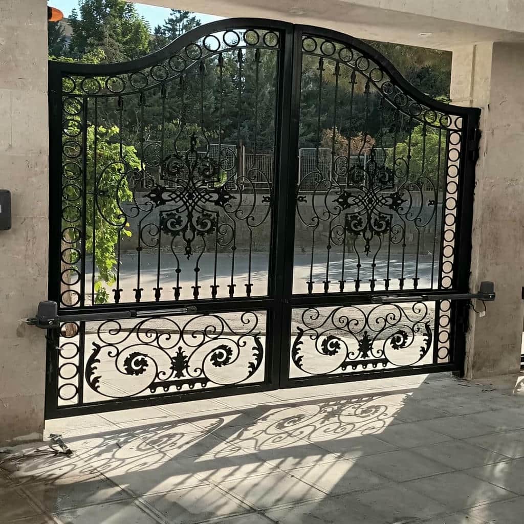 جک پارکینگی کنار ورودی ساختمان مسکونی