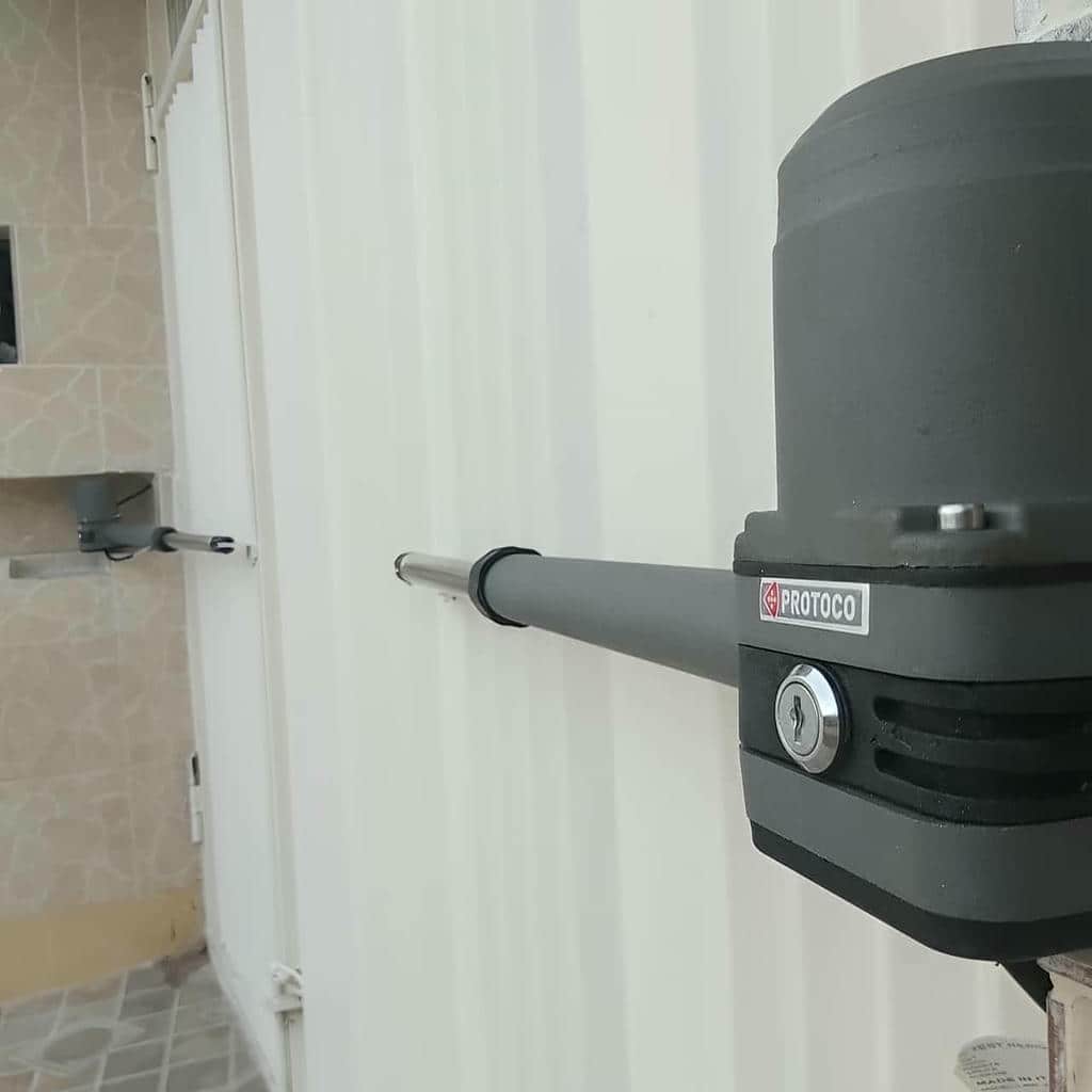 جک پارکینگی کنار ورودی ساده مسکونی