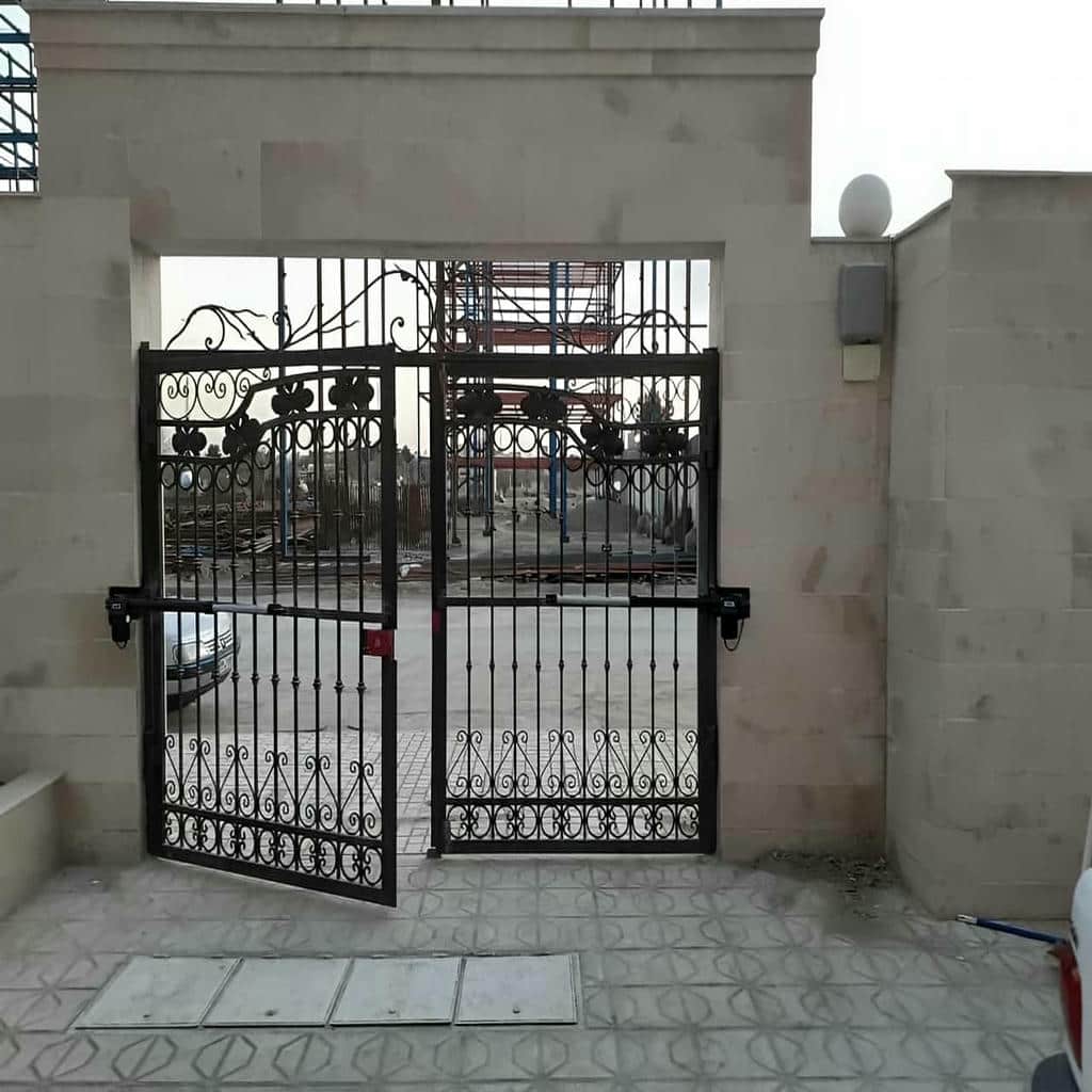 جک پارکینگی کنار ورودی مسکونی