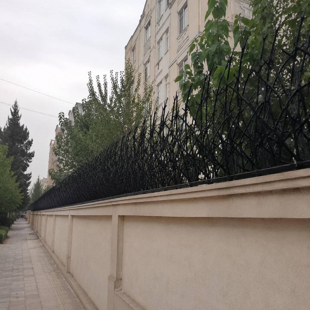 حفاظ آهنی ساختمان با فرم کلاسیک