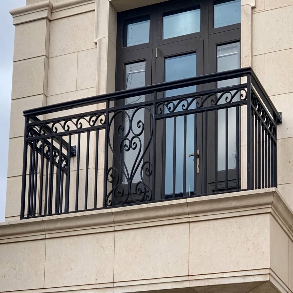 حفاظ بالکن خطی سفید در استان خراسان جنوبی