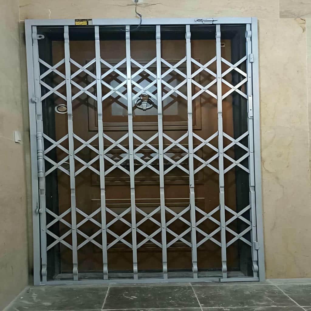 حفاظ درب آکاردئونی مشکی آپارتمان استان سیستان و بلوچستان