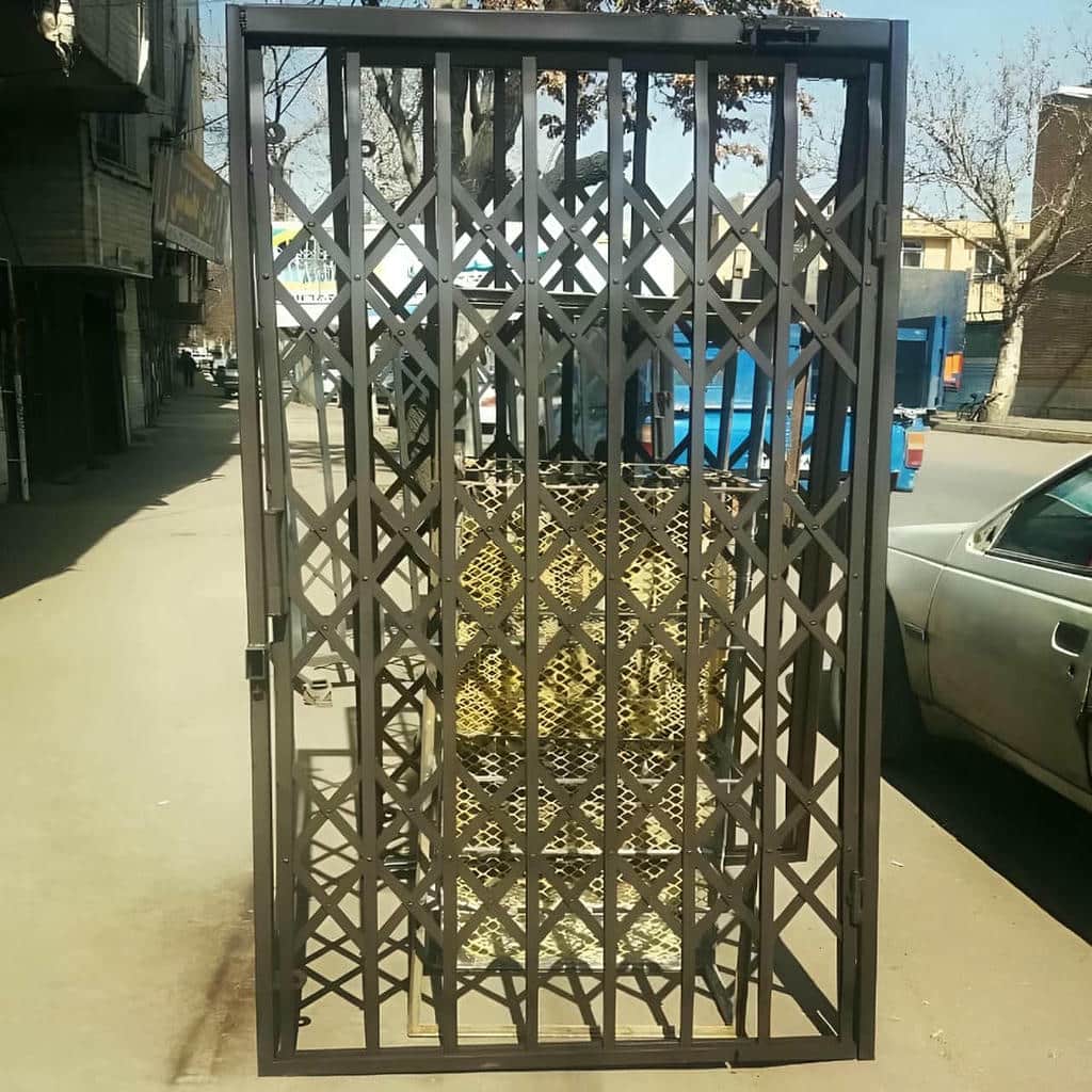 حفاظ درب آکاردئونی مشکی نصب شده استان کهگیلویه و بویراحمد