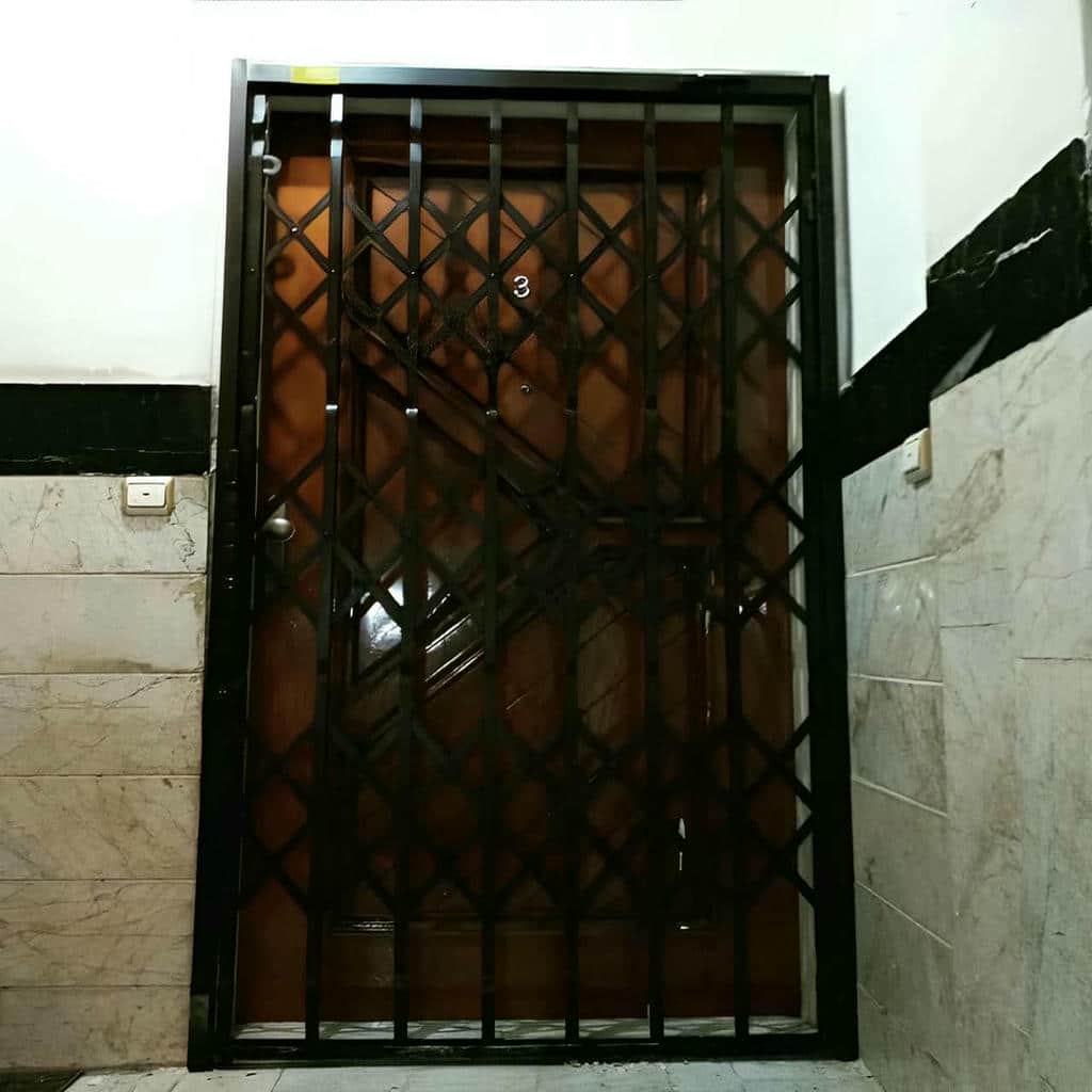 حفاظ درب آکاردئونی مشکی ورودی استان اردبیل