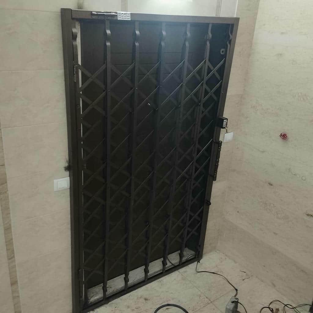 حفاظ درب آکاردئونی مشکی ورودی استان کرمان