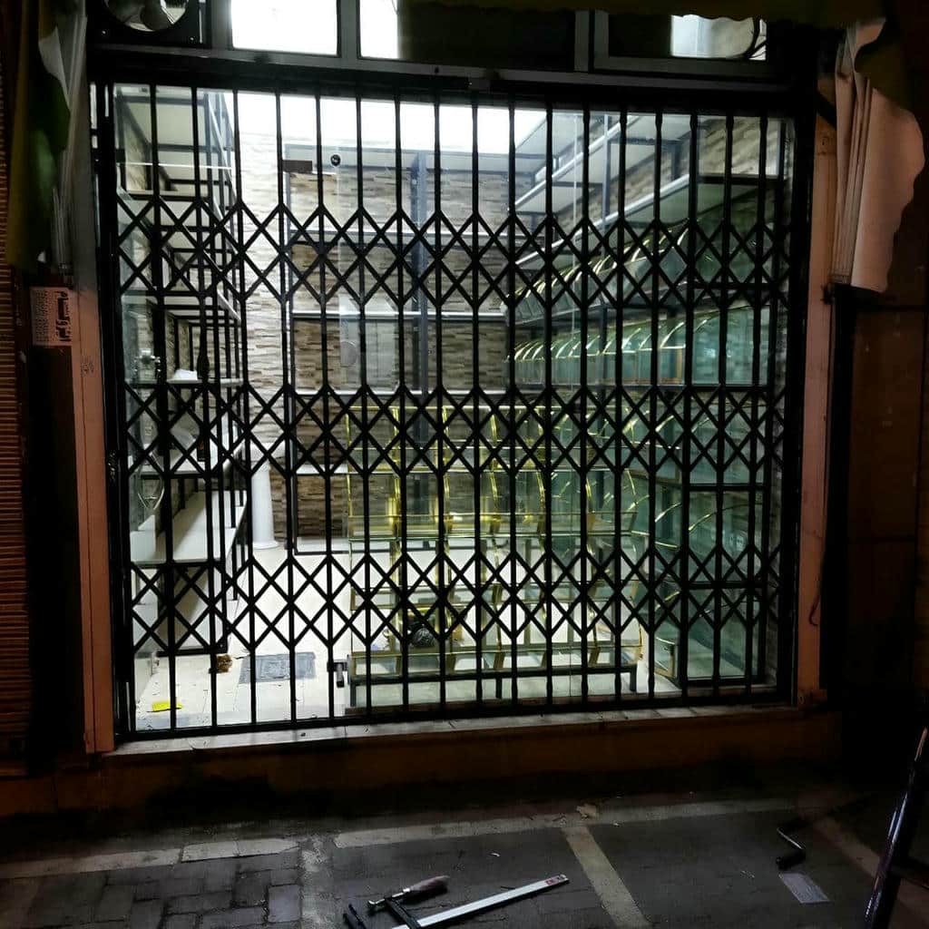 حفاظ درب آکاردئونی مشکی ورودی شهرکرد