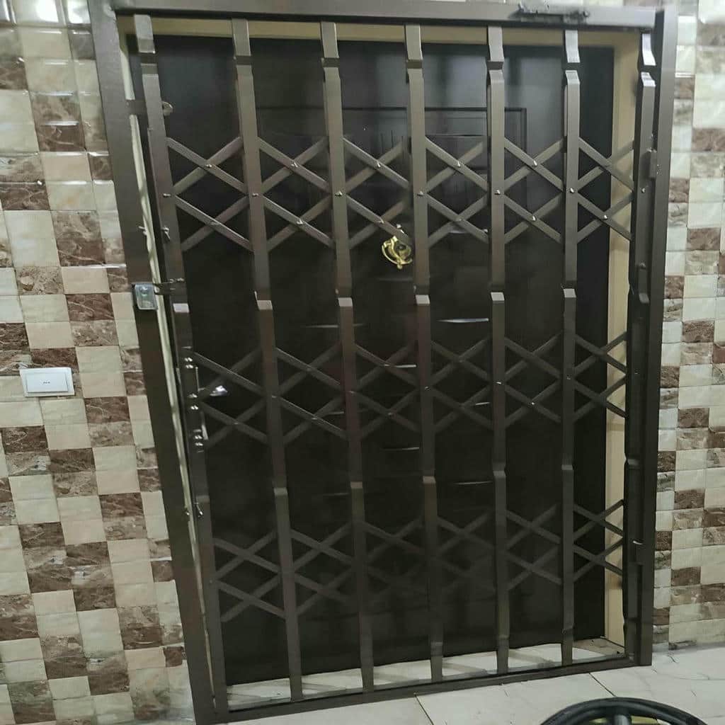 حفاظ درب آکاردئونی مشکی ورودی یزد