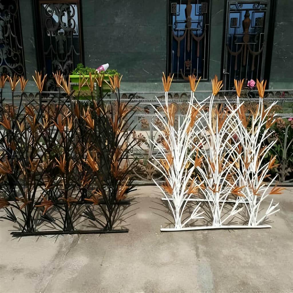 حفاظ دیوار با شاخه های متراکم مشکی