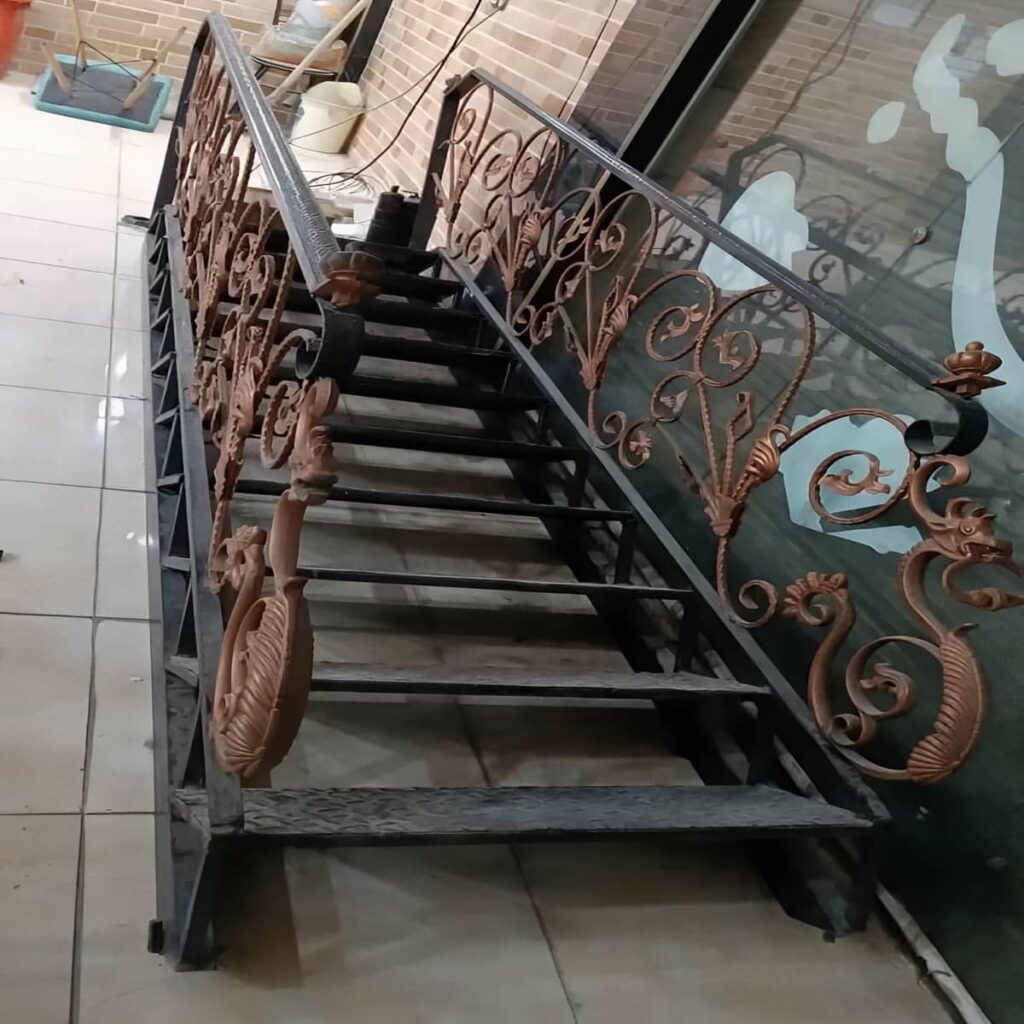 حفاظ راه پله مشکی استان مرکزی