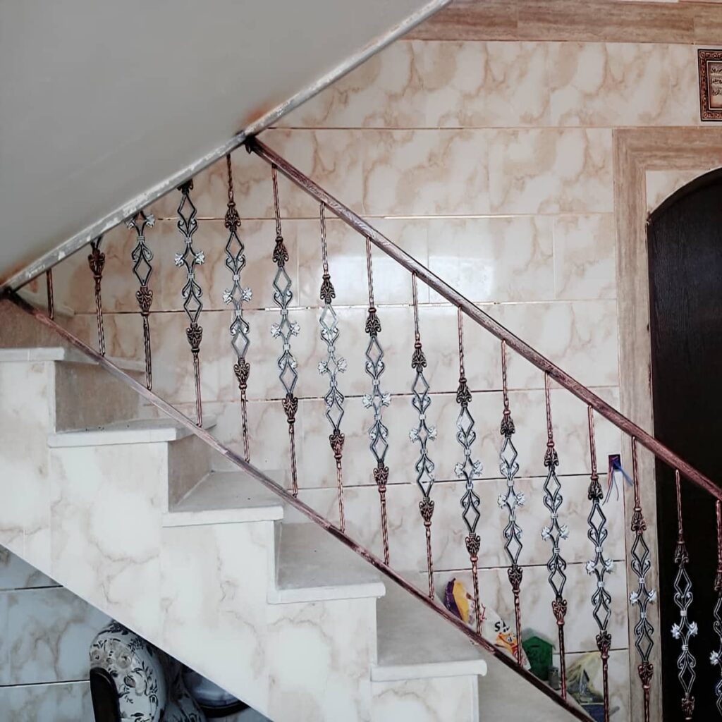 حفاظ پله فرفورژه کنار کف سنگی