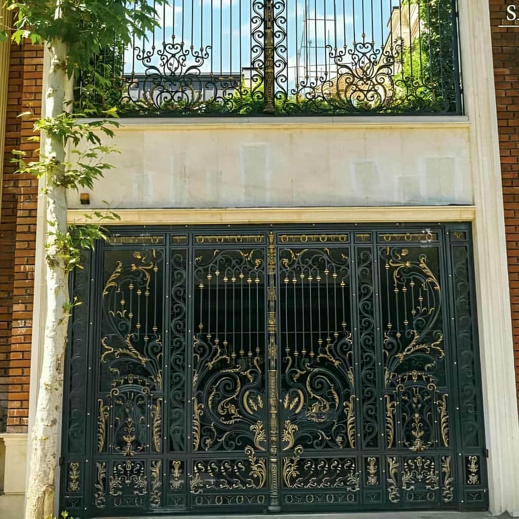درب حیاط فلزی مشکی در یاسوج