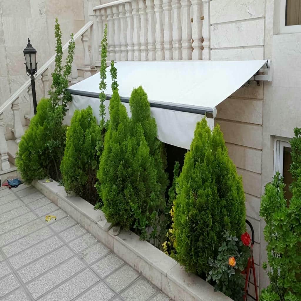 سایبان اتوماتیک استان مرکزی کنار نمای مدرن