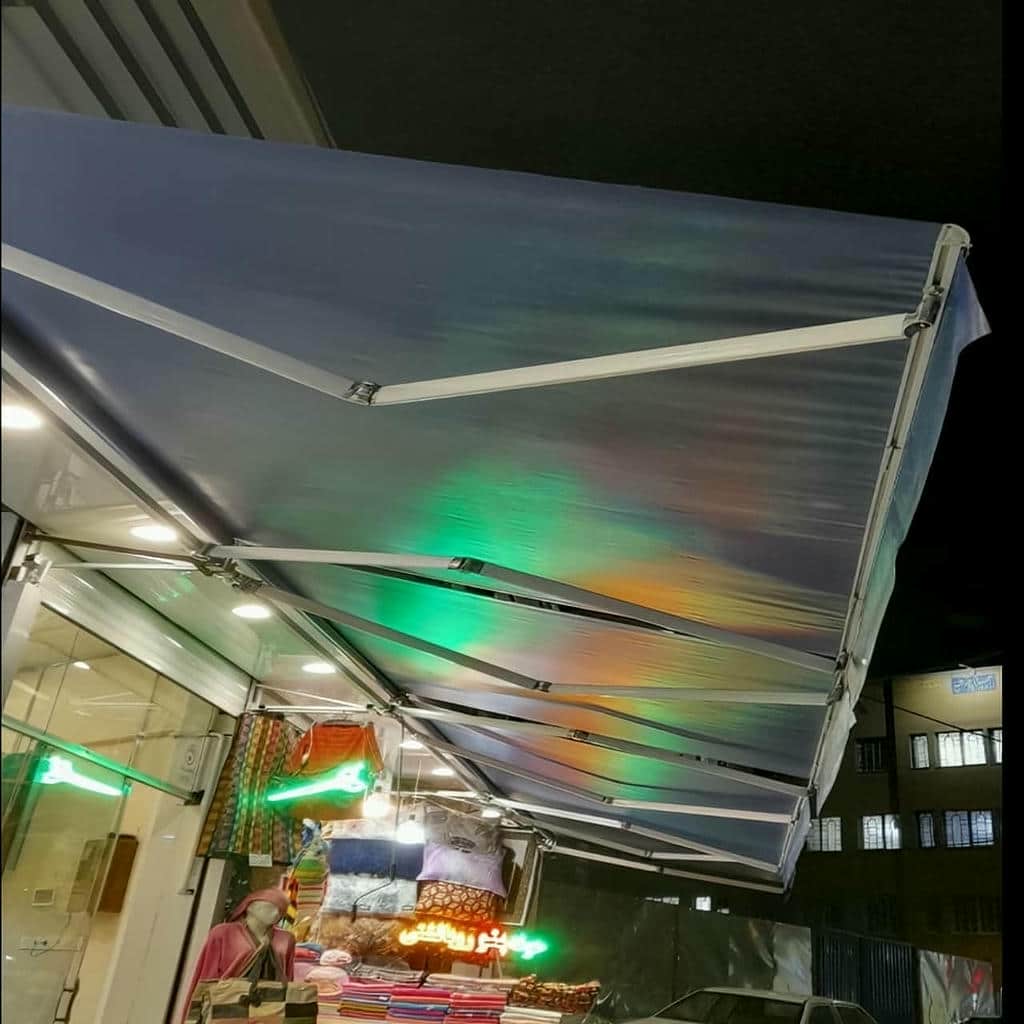 سایبان اتوماتیک روشن با پارچه ساده روی بالکن