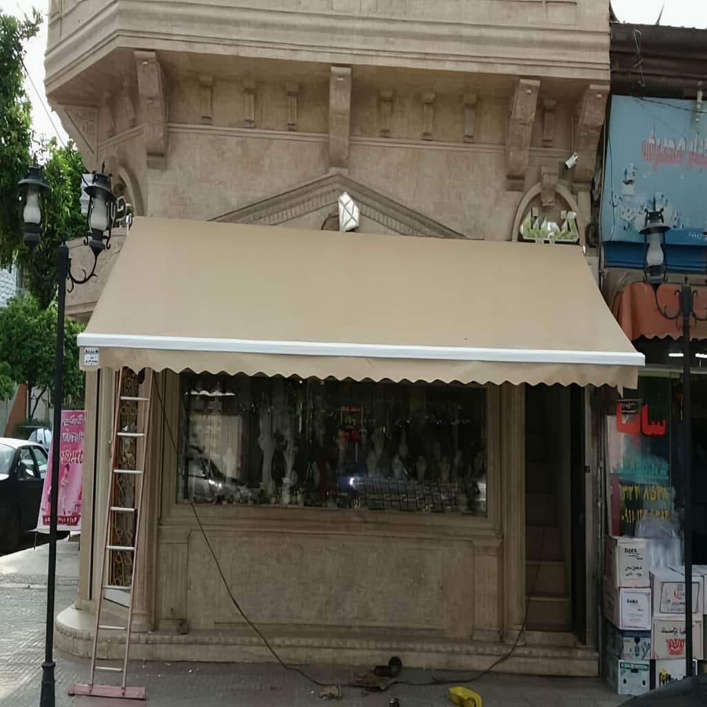 سایبان اتوماتیک سفید در خرم آباد کنار تراس پرتردد