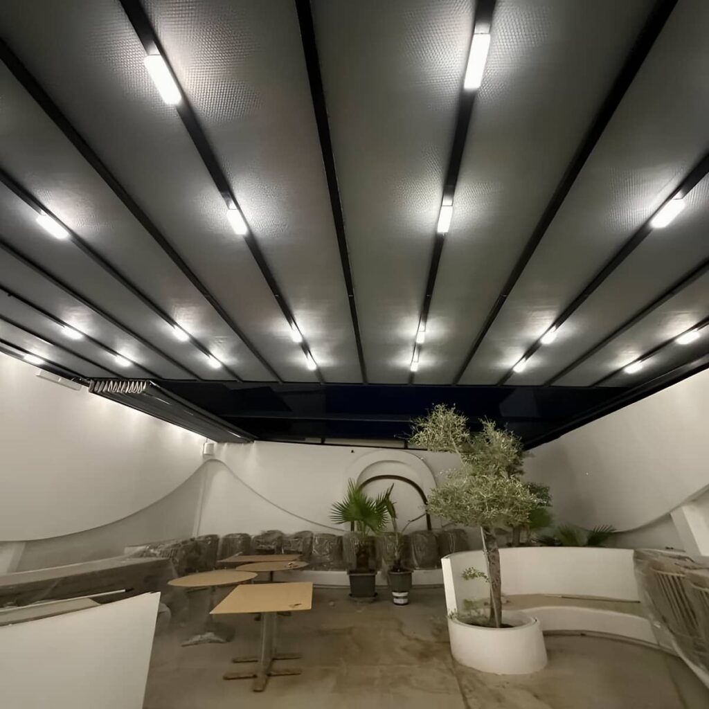 سایبان اتوماتیک طوسی استان قزوین کنار نمای ساختمان