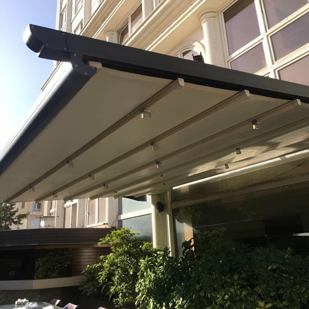 سایبان اتوماتیک طوسی در استان اردبیل بالای تراس