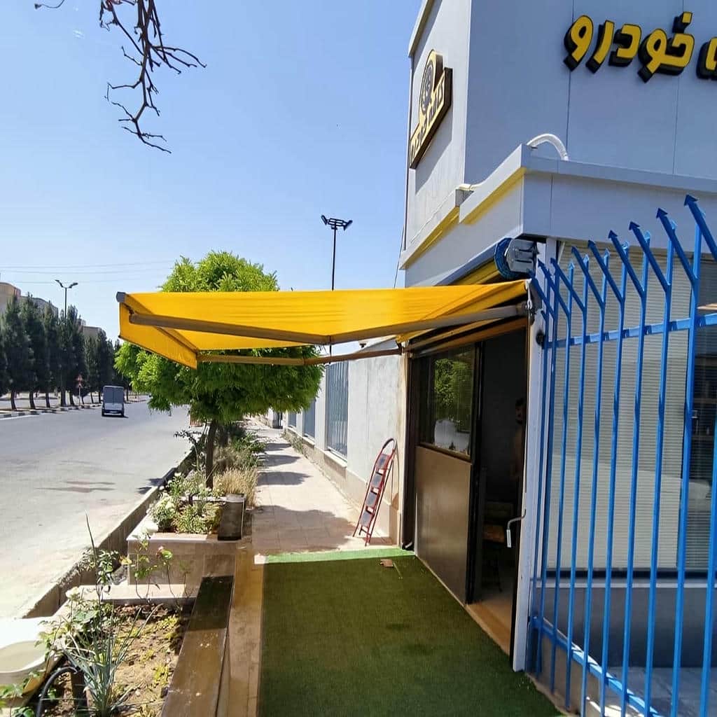 سایبان اتوماتیک طوسی در استان چهارمحال و بختیاری کنار نما