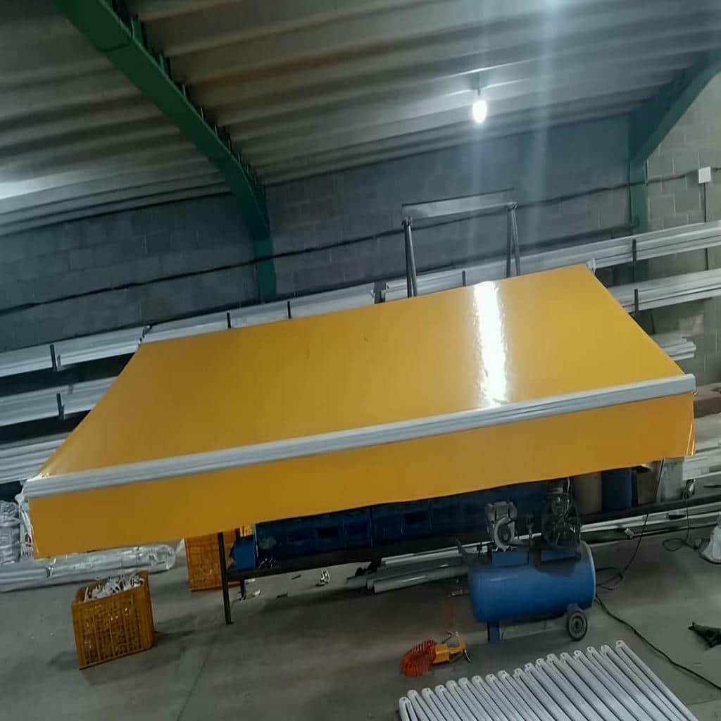 سایبان برقی بازویی با پارچه راه راه روشن