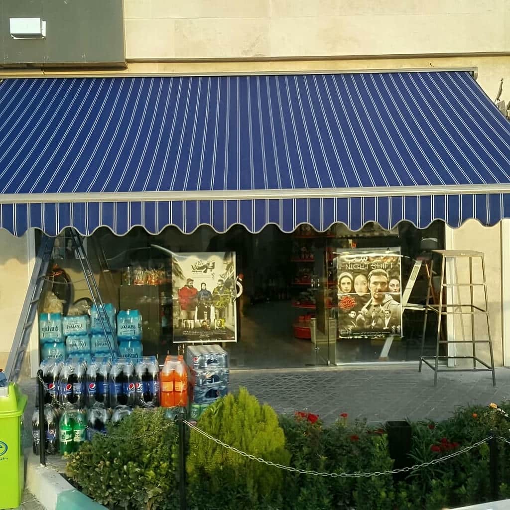 سایبان برقی بازویی طوسی در استان بوشهر کنار تراس