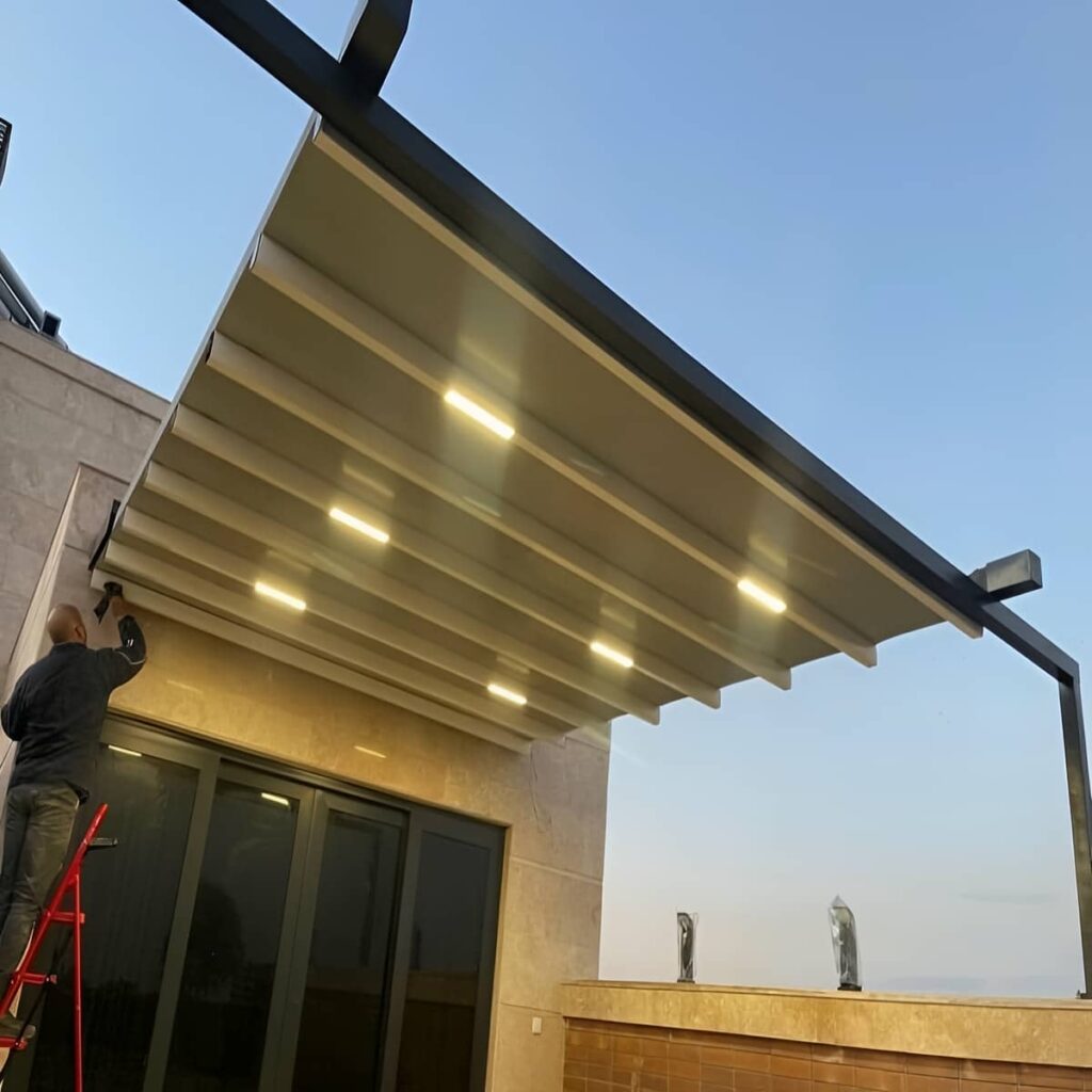 سایبان برقی بازویی مشکی در استان زنجان کنار فروشگاه