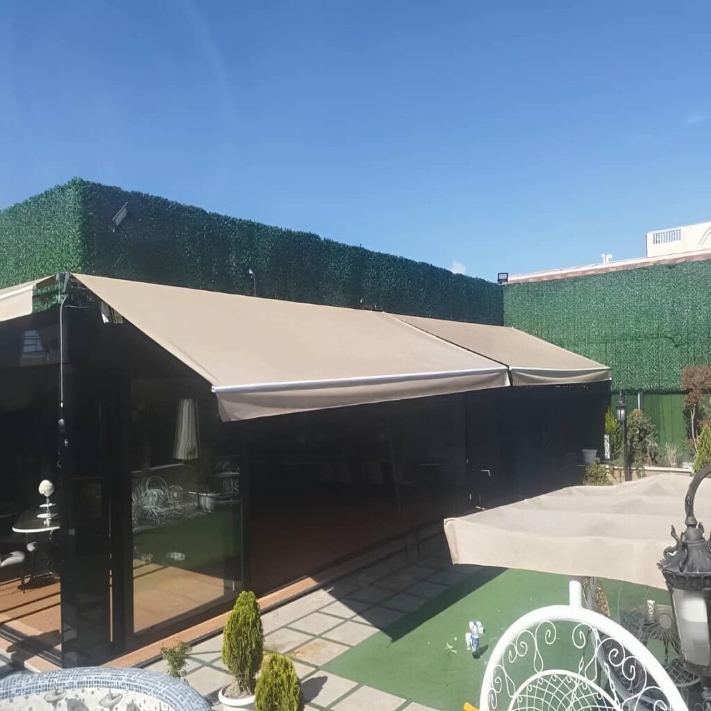 سایبان برقی بازویی مشکی در استان سمنان مقابل مغازه